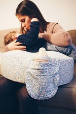 Using a Nursing breastfeeding pillow cushion